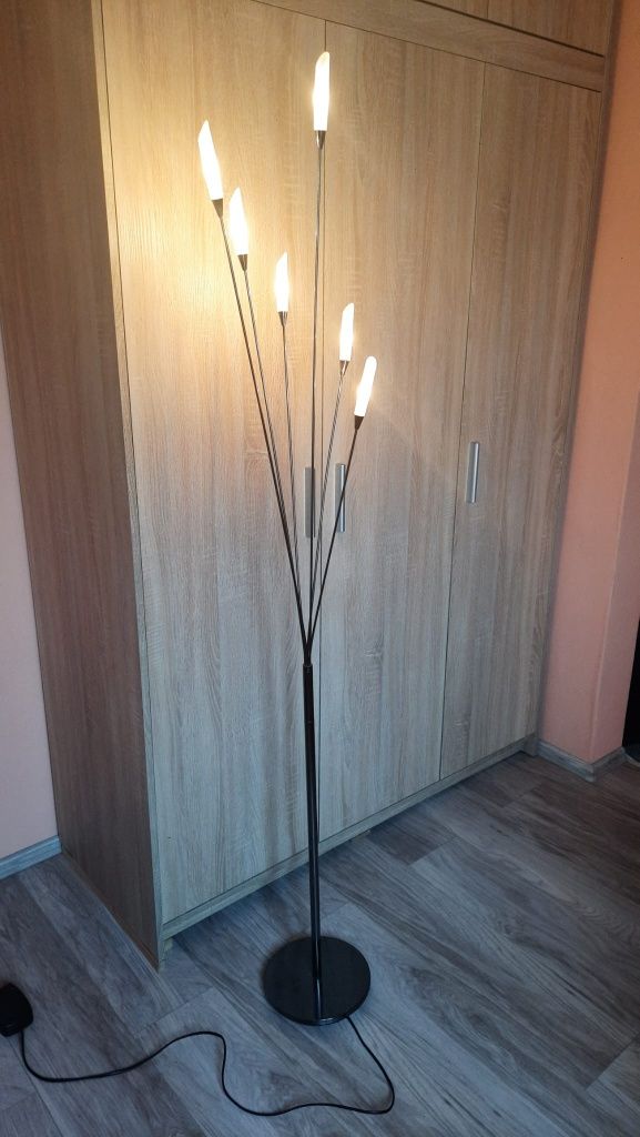 Lampa stojąca pokojowa.