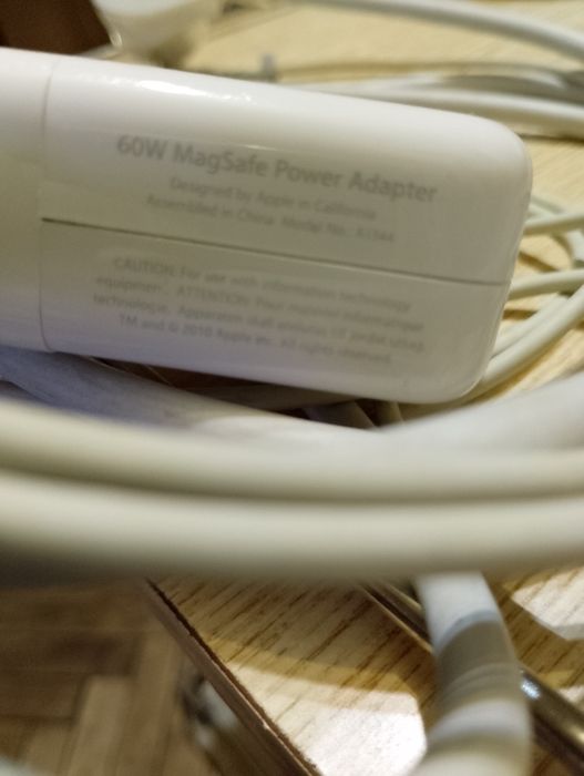 Блок питания для ноутбука Apple.