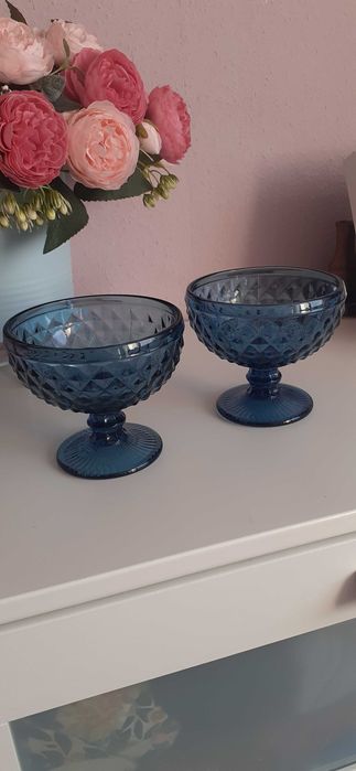 Piękne pucharki w granatowym kolorze