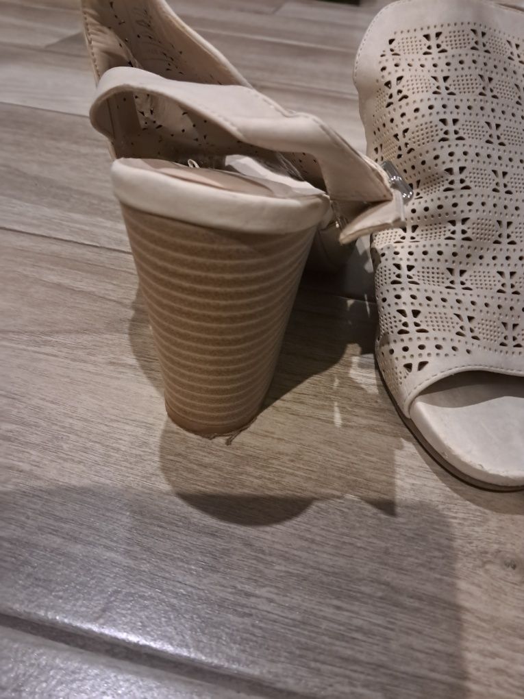 Buty letnie jasny beż
