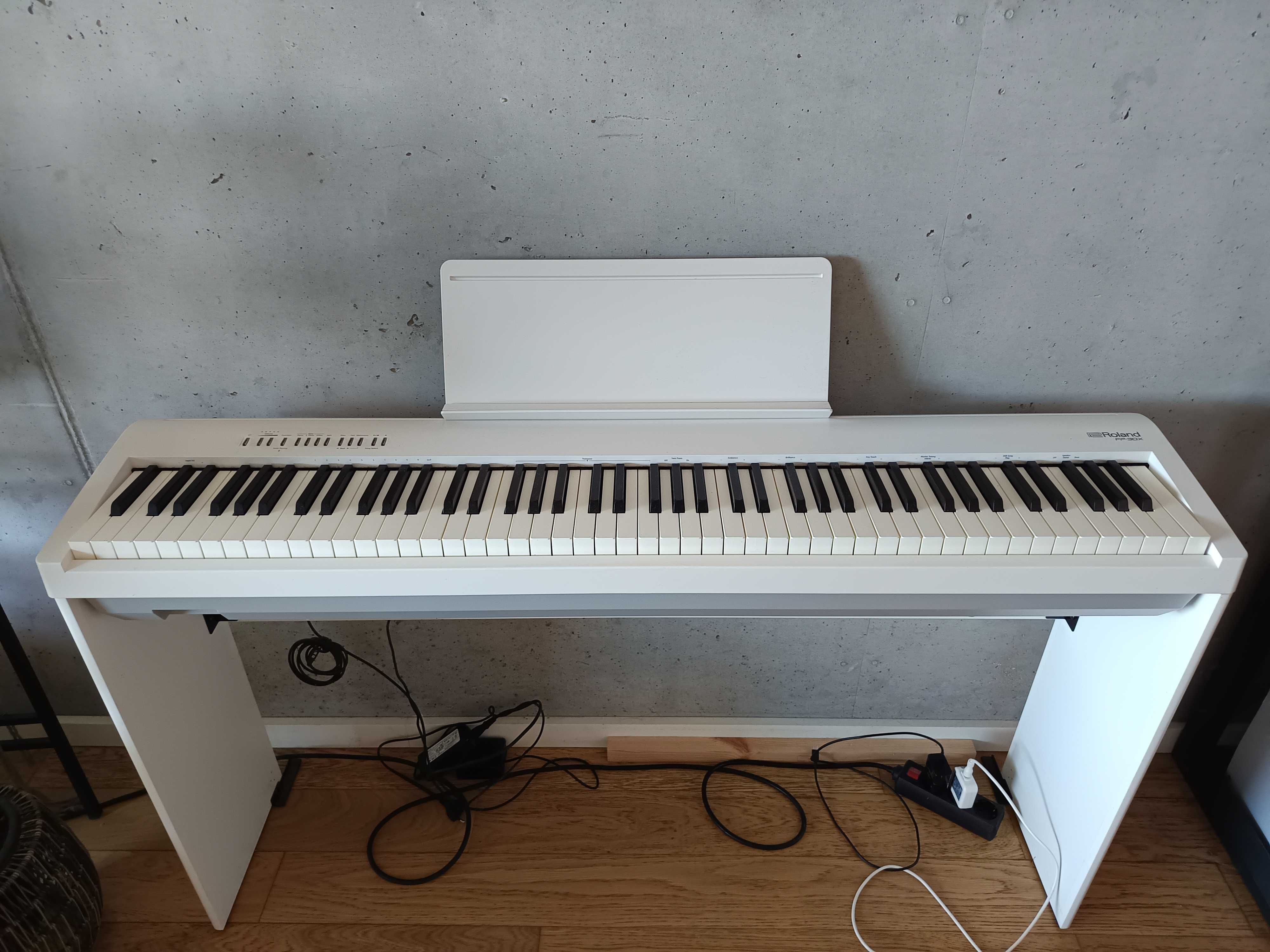 Piano Roland FP 30X com móvel de suporte
