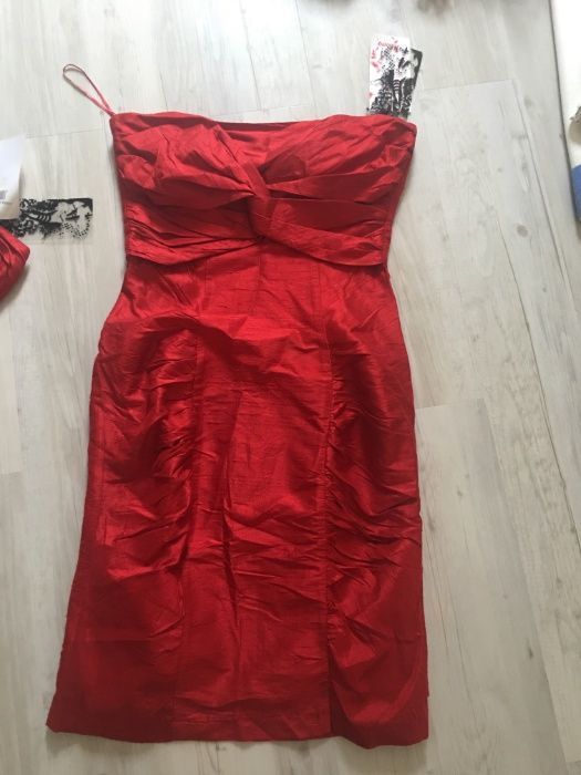 Vestido de Cerimónia e casaco vermelho ou dourado