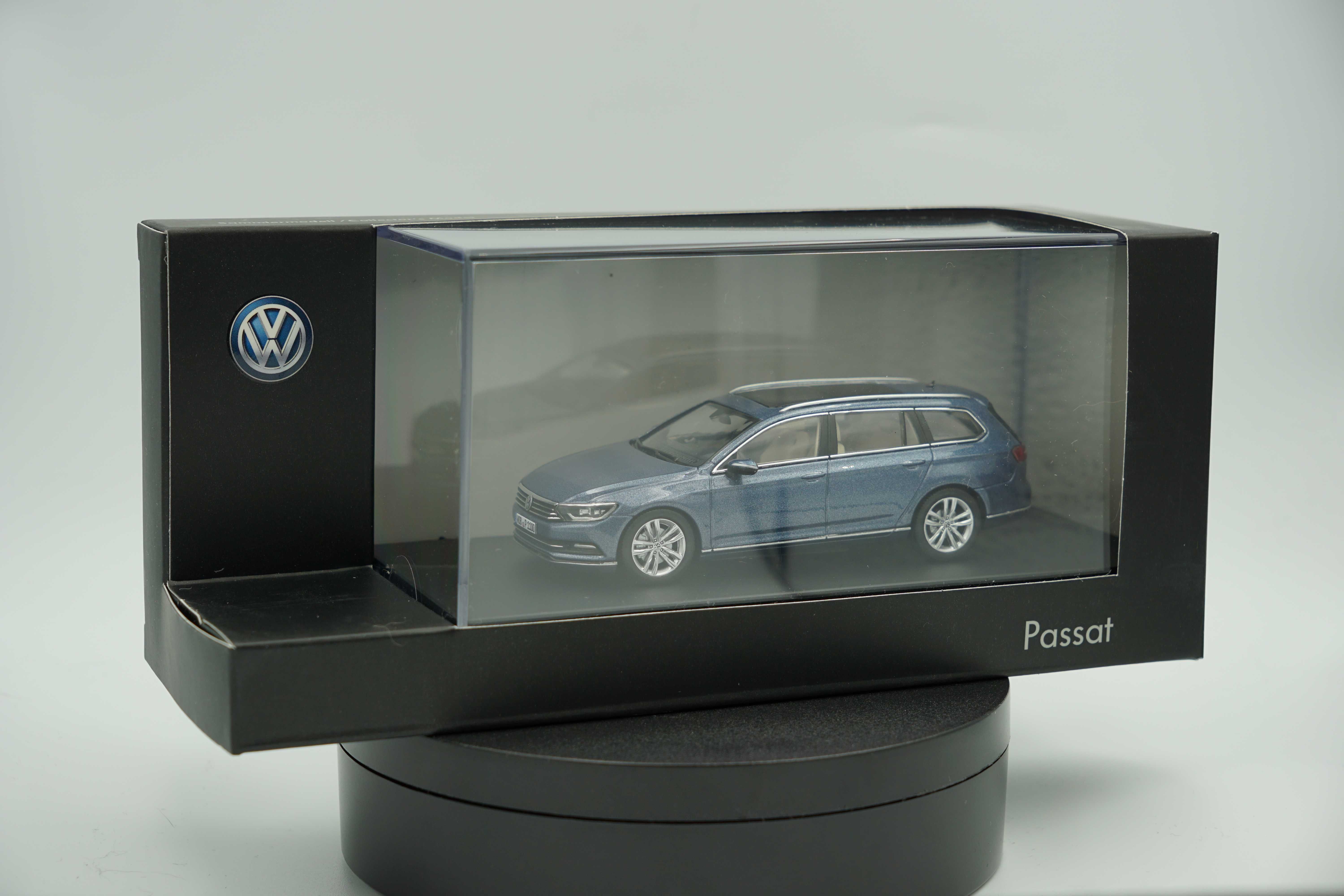 Volkswagen Passat B8 kombi 1:43 Herpa Model niebieski