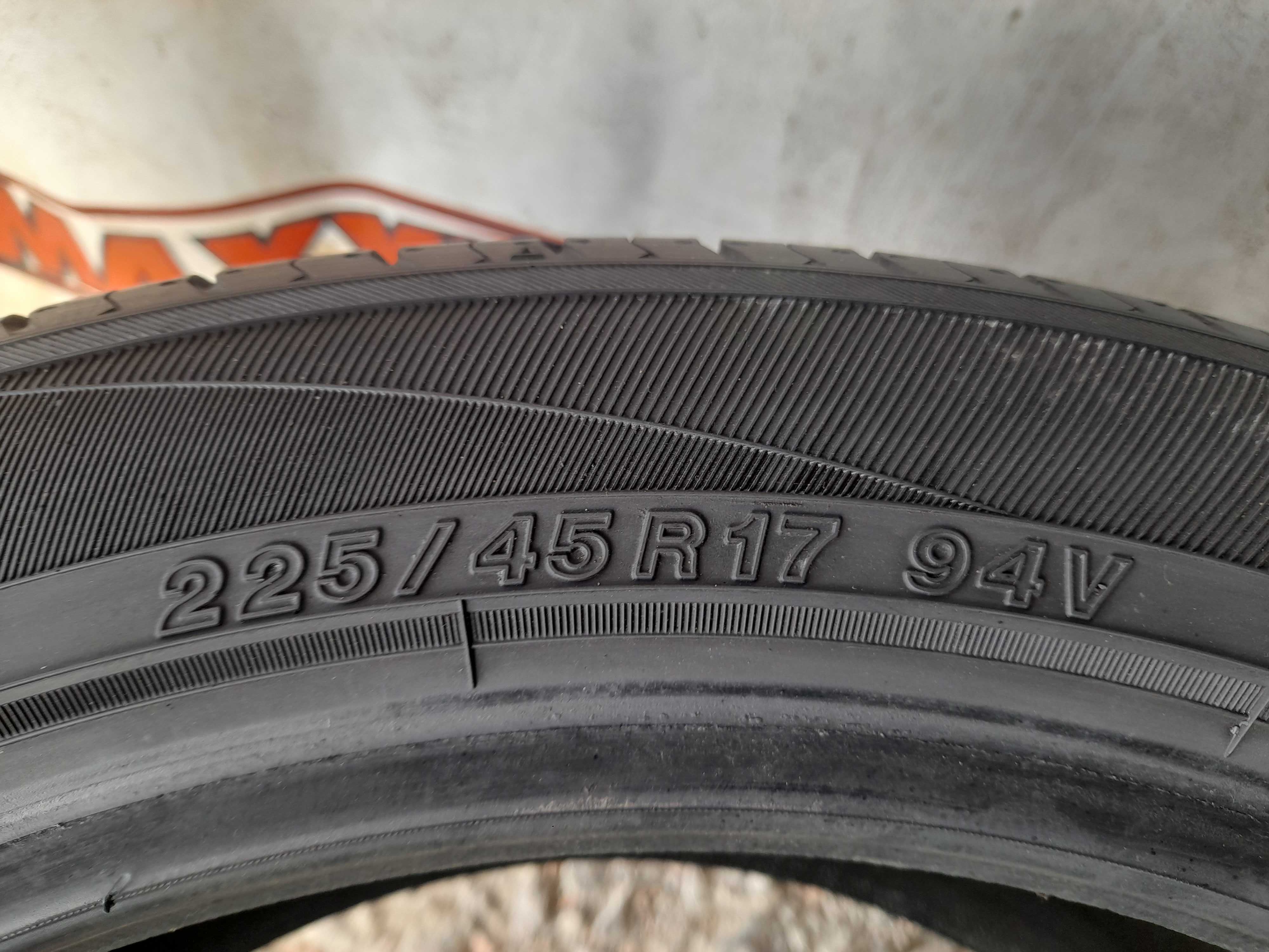 Літні шини 225/45 R17 Yokohama blue earth es32	2020 року