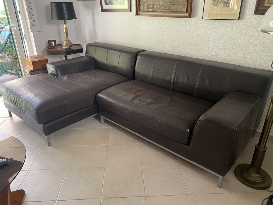 Sofá com chaise, muito bonito e confortavel .