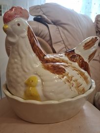 Porcelanowa kura z kurczakiem