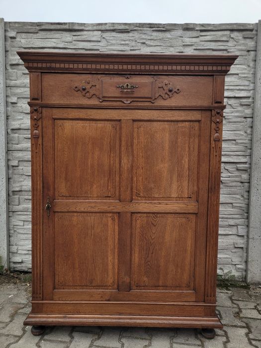 Dębowa szafa-bielizniarka.