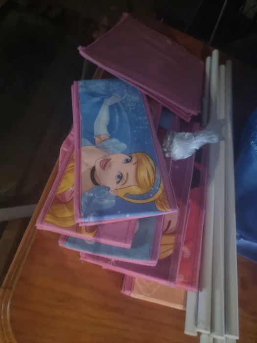Estante de brinquedos infantil