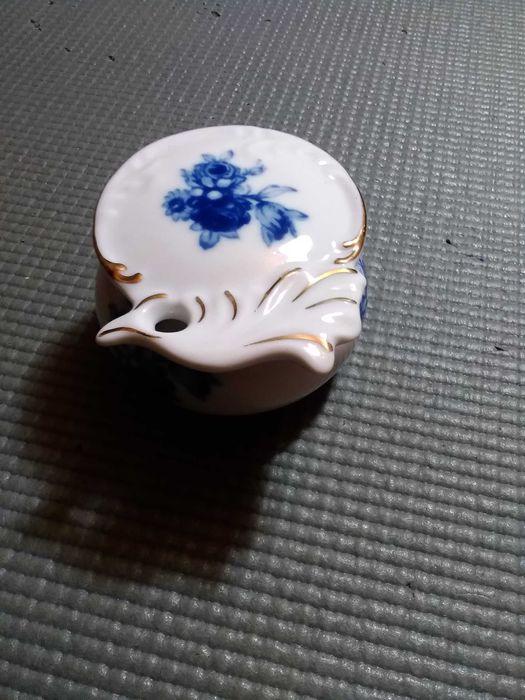 Caixa pequena em porcelana portuguesa