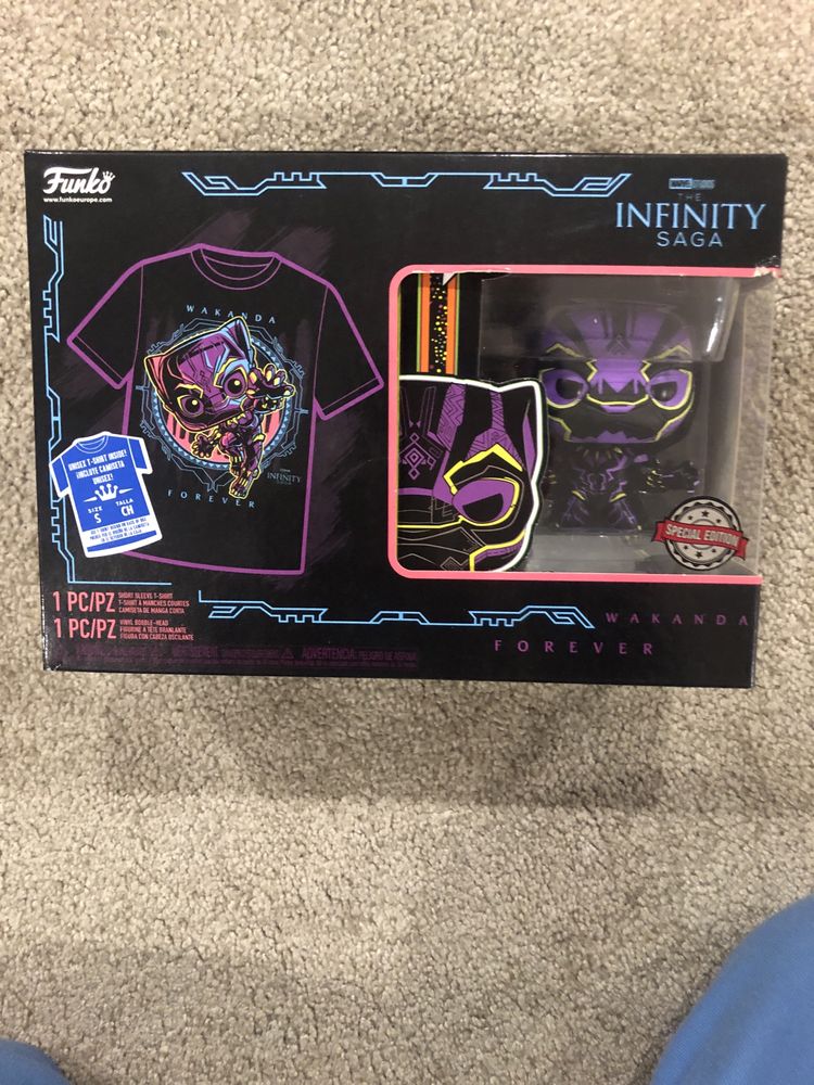 Funko Pop & Tee Black Panther Blacklight