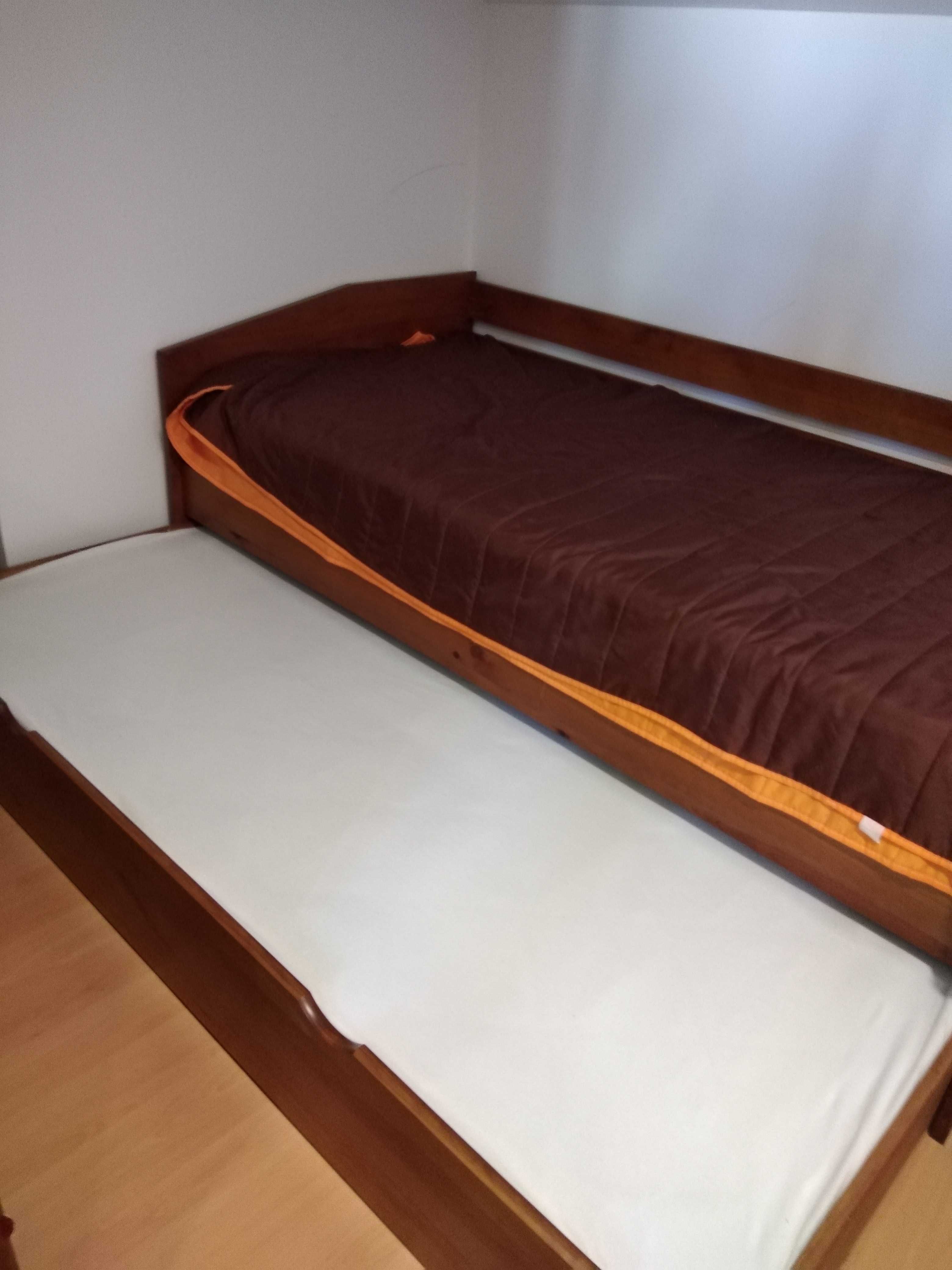 Cama dupla de gavetão com colchões