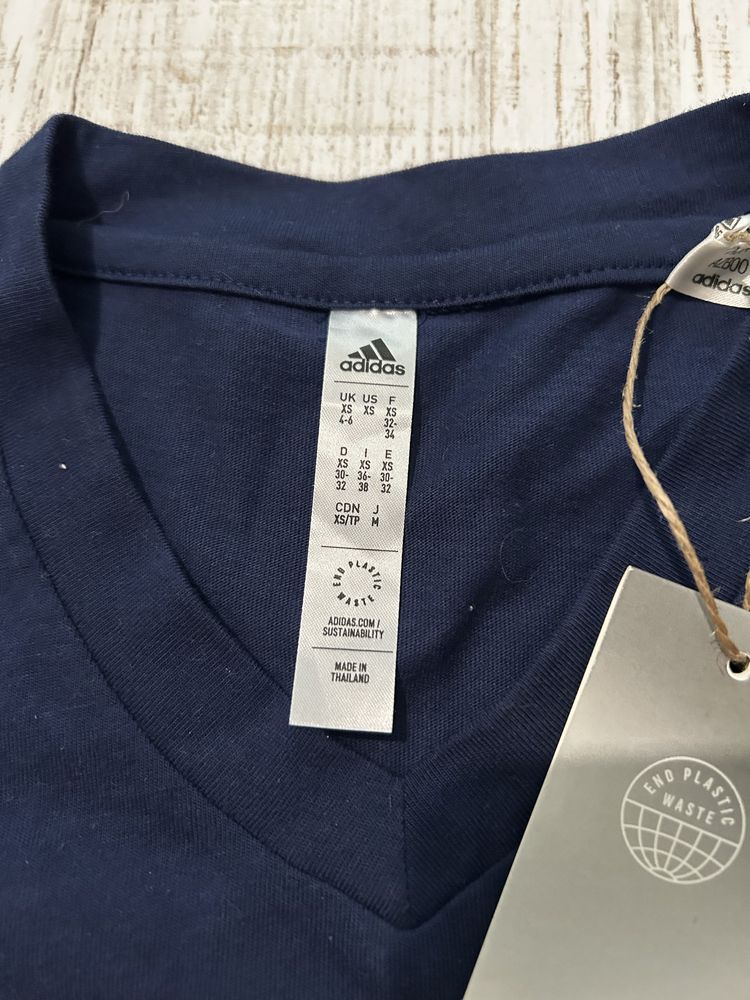T-shirt adidas granatowy.