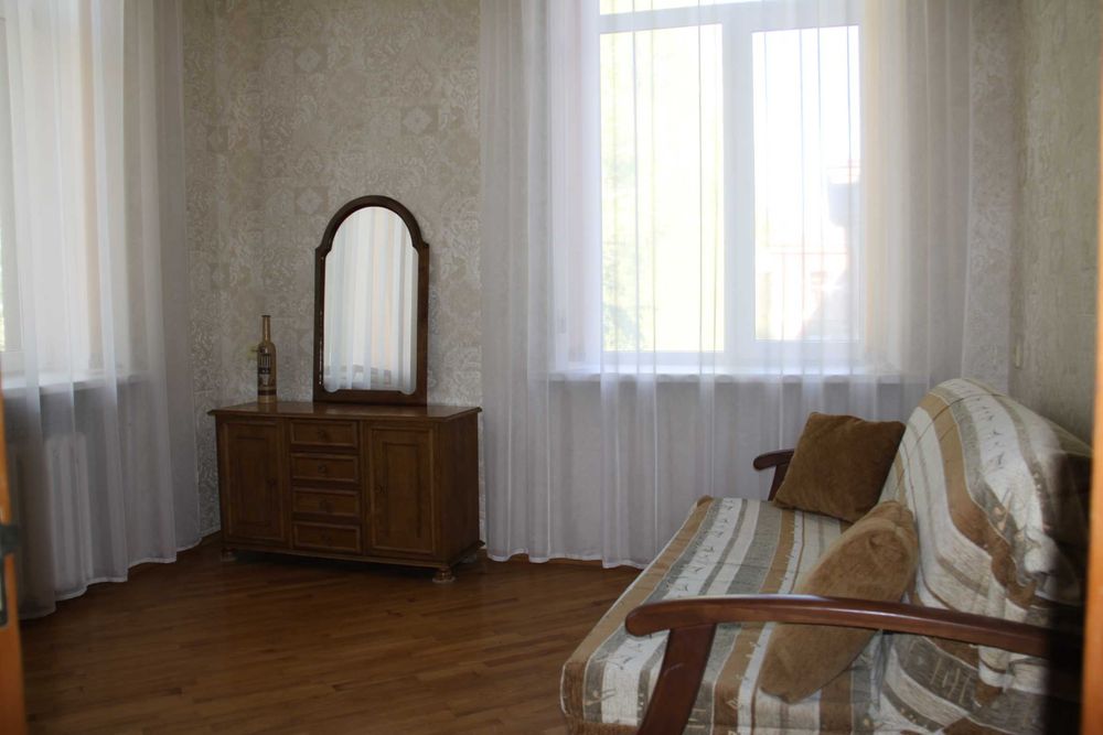 Сдем трехкомнатную квартиру в центре .