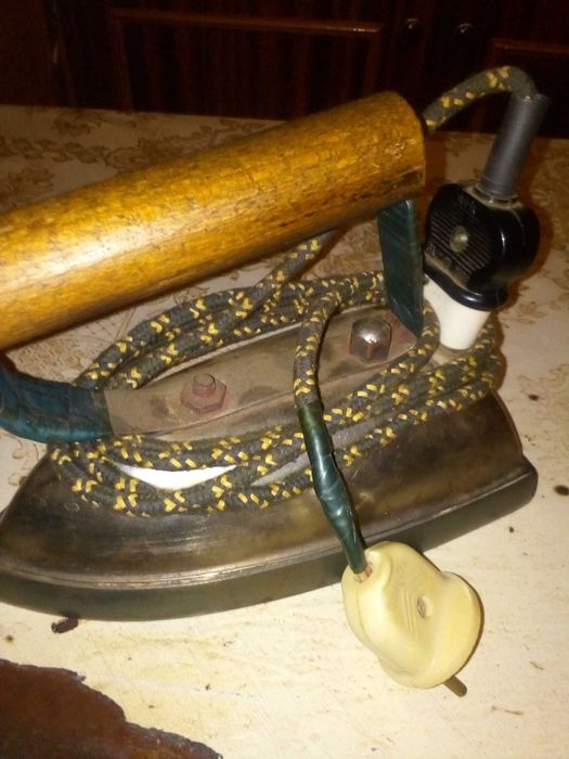 Утюг времён СССР очень тяжёлый