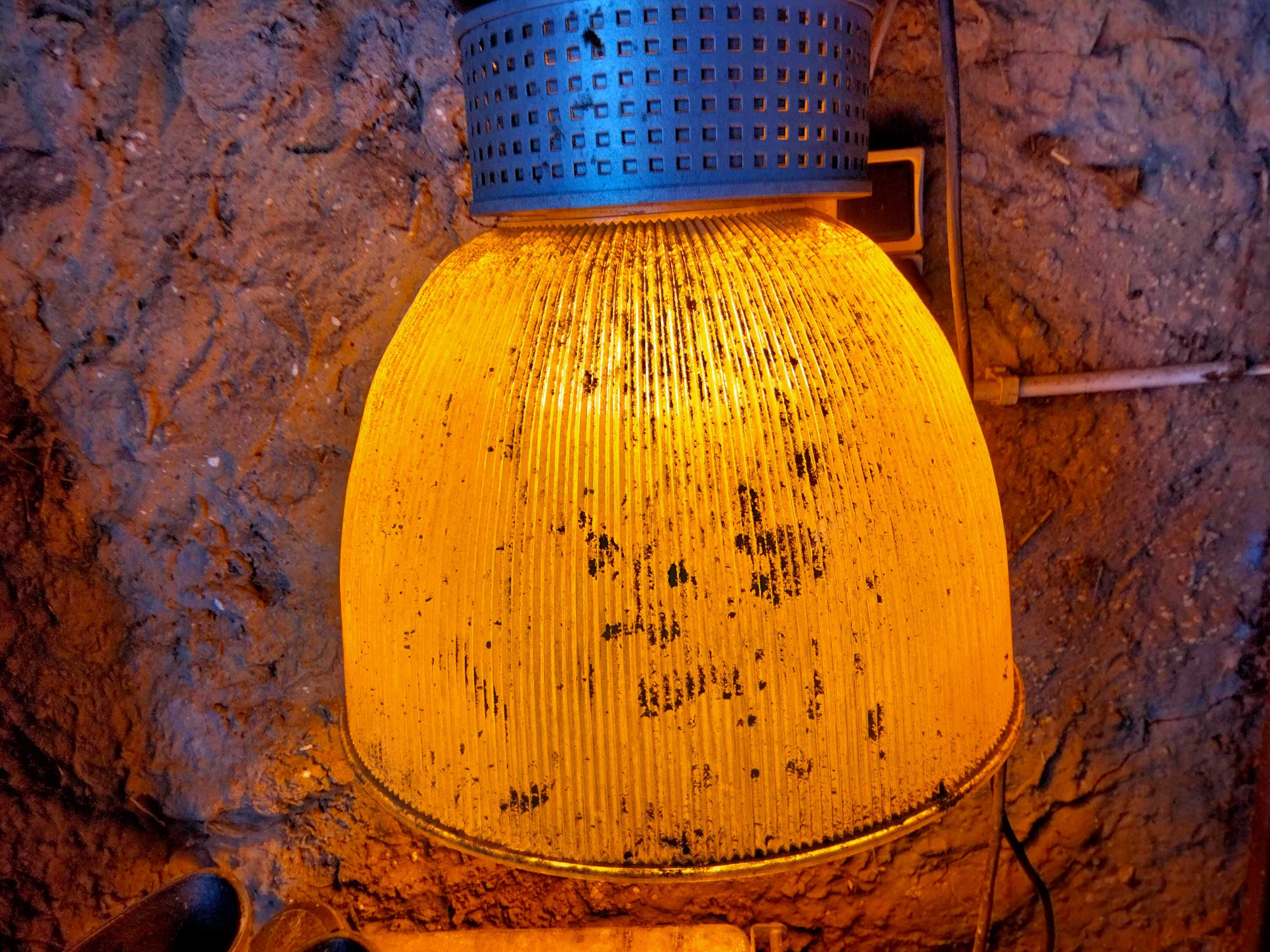 lampa przemysłowa  z  transformatorem w dobrym stanie