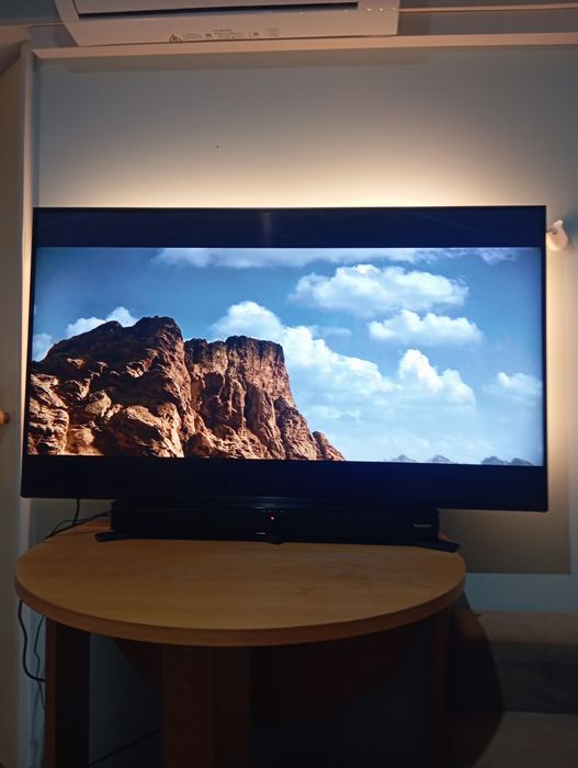 Televisão LG, soundbar Sharp