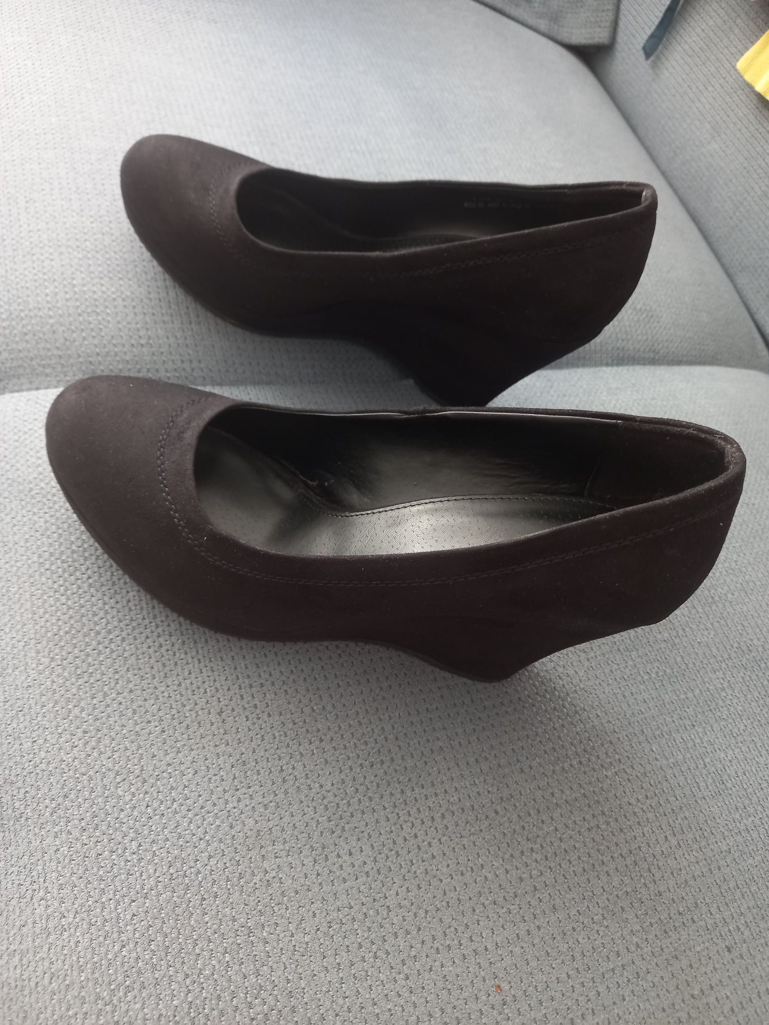 Czarne zamszowe buty na koturnie rozm.41
