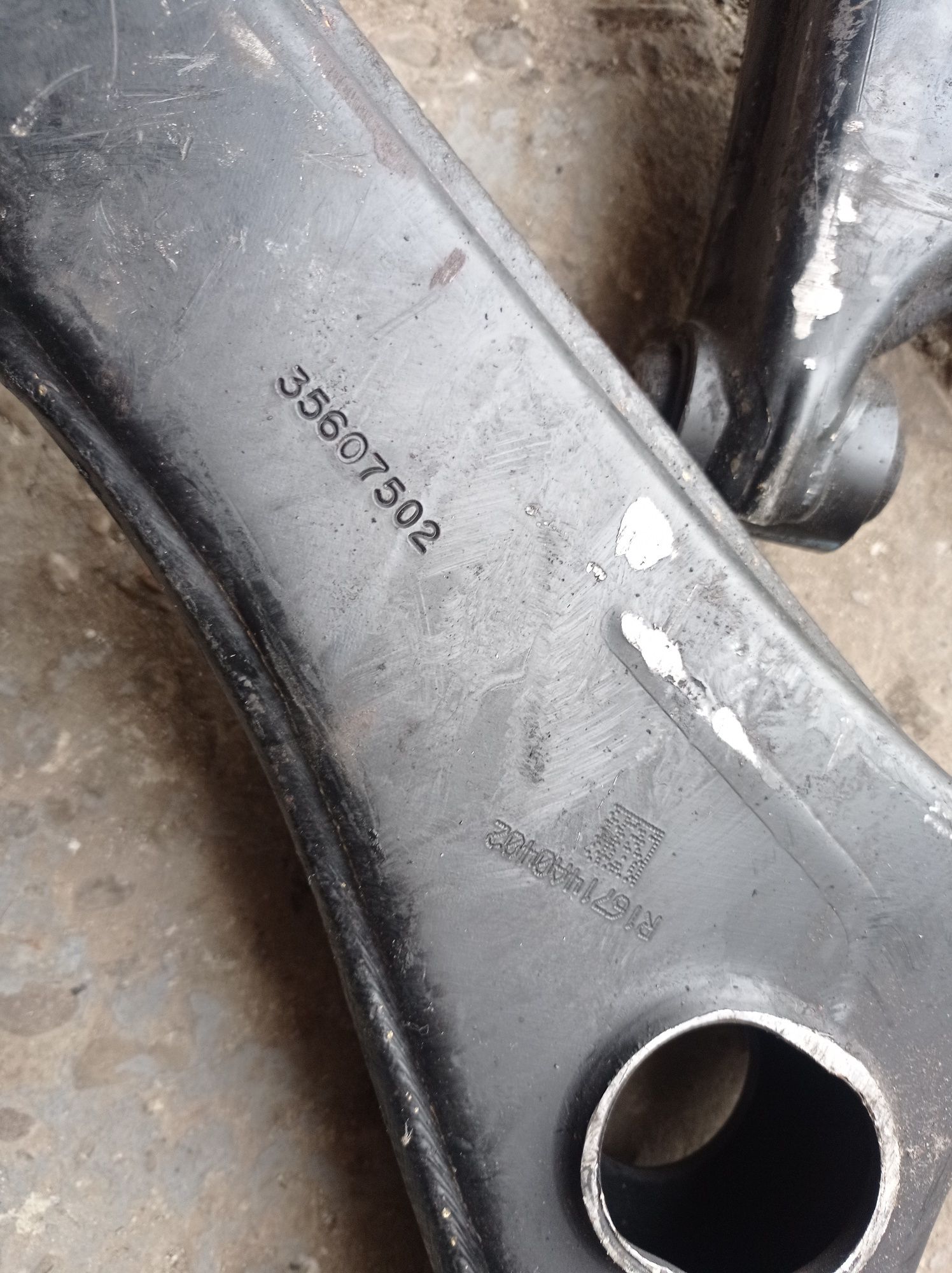 Ричаг передньої підвіски Chrysler 200 35607502