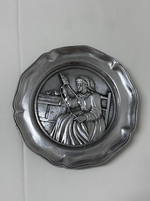 Pratos decorativos em liga de estanho