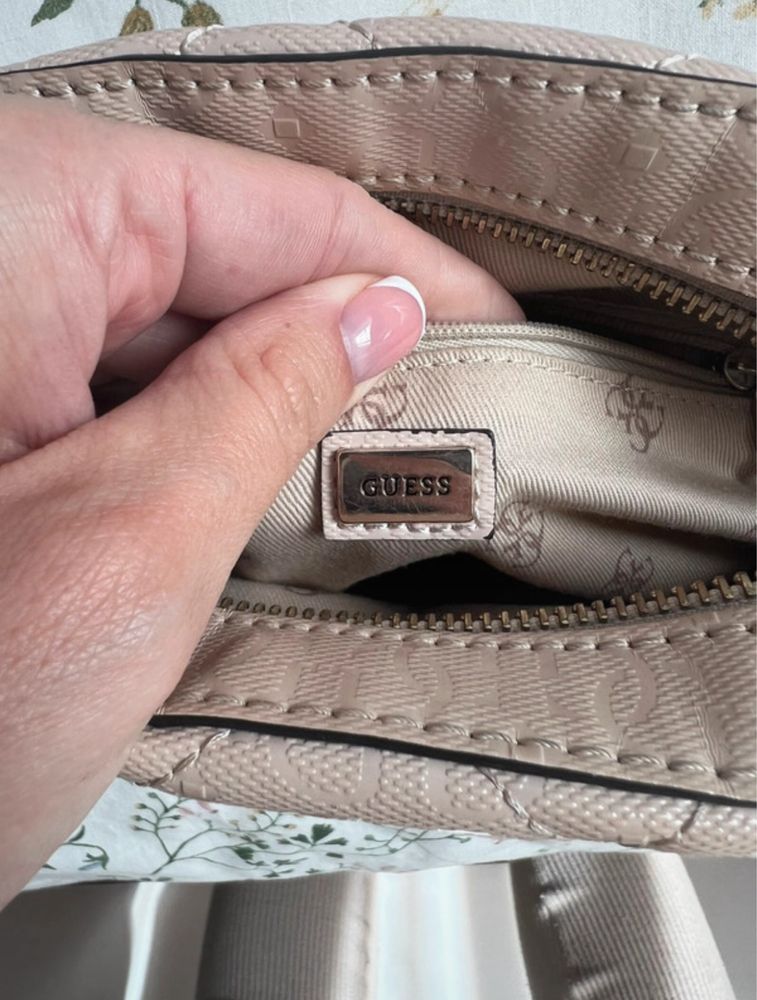 Torebka pikowana kremowa guess crossbody
