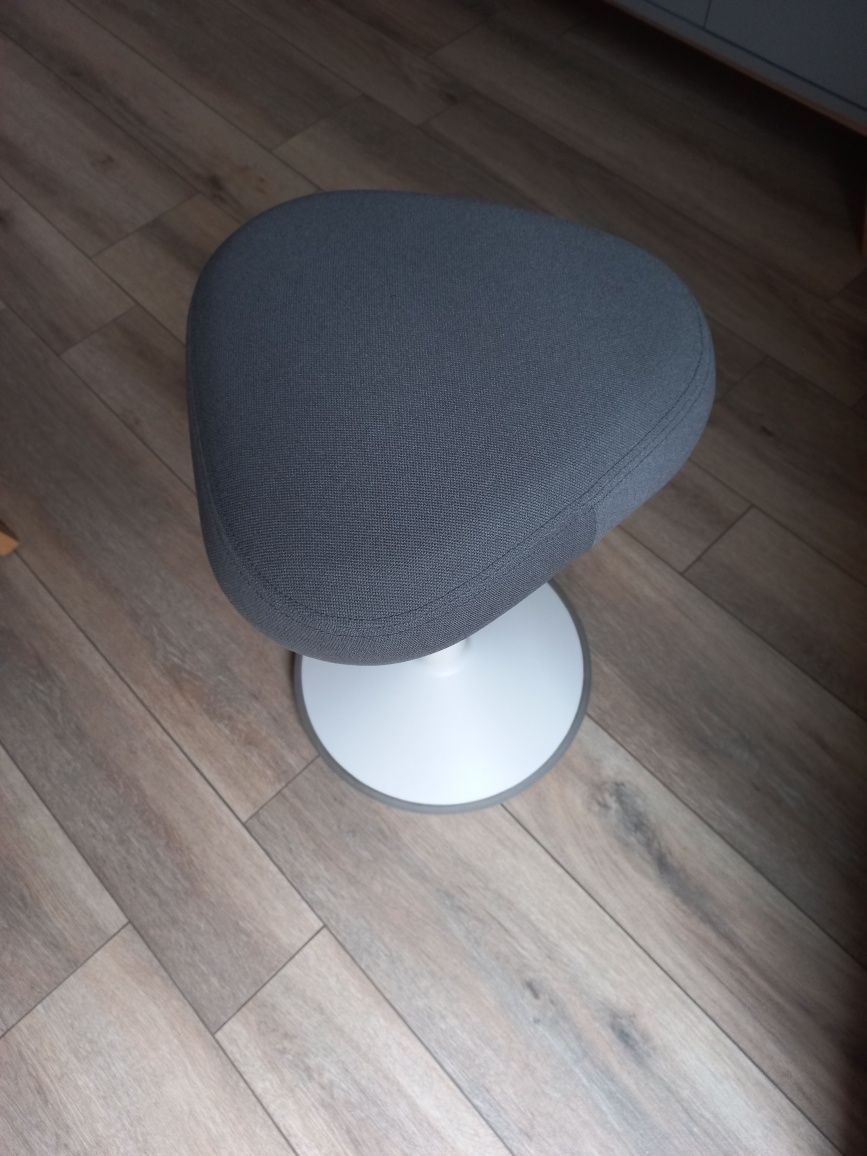 ERGONOMICZNY STOŁEK do pracy w pozycji półstojącej Leitz Ergo