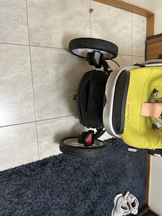 Carrinho preto e verde marca Quinny