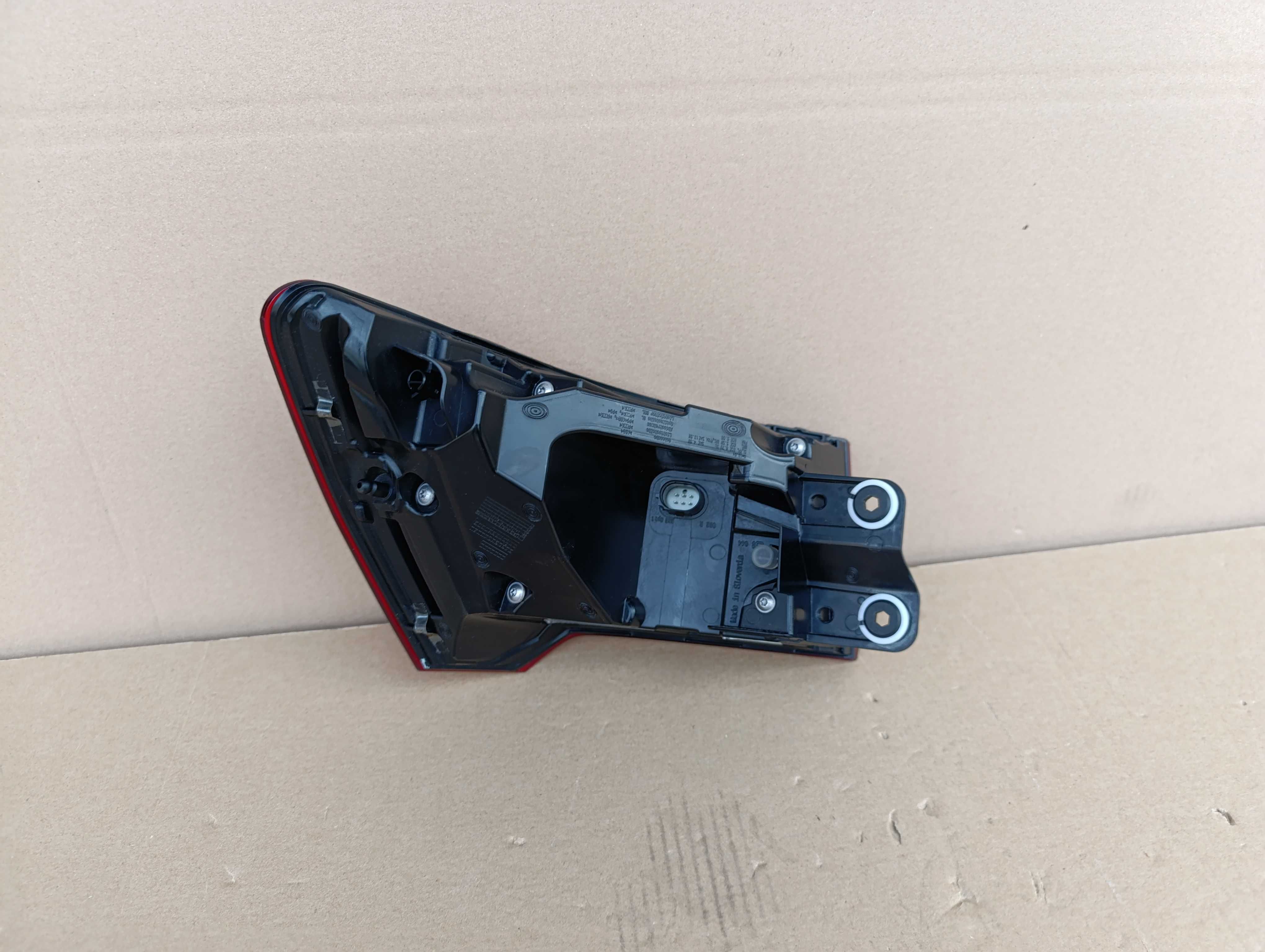 Audi A6 C8 sedan lampa zespolona prawa tył w błotnik matrix idealna
