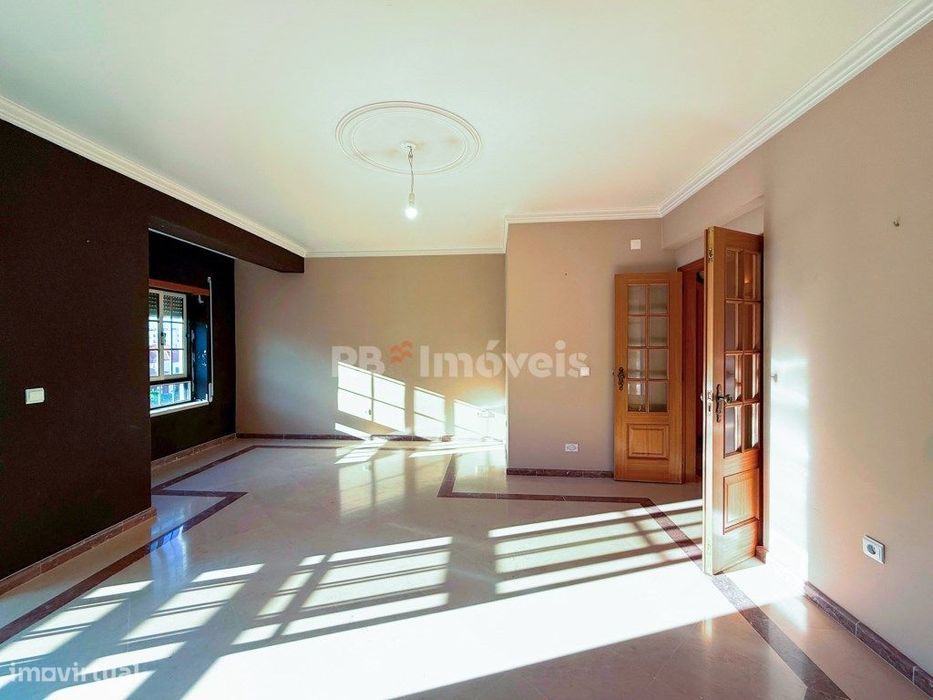 Apartamento T3 com garagem e sótão, no Entroncamento