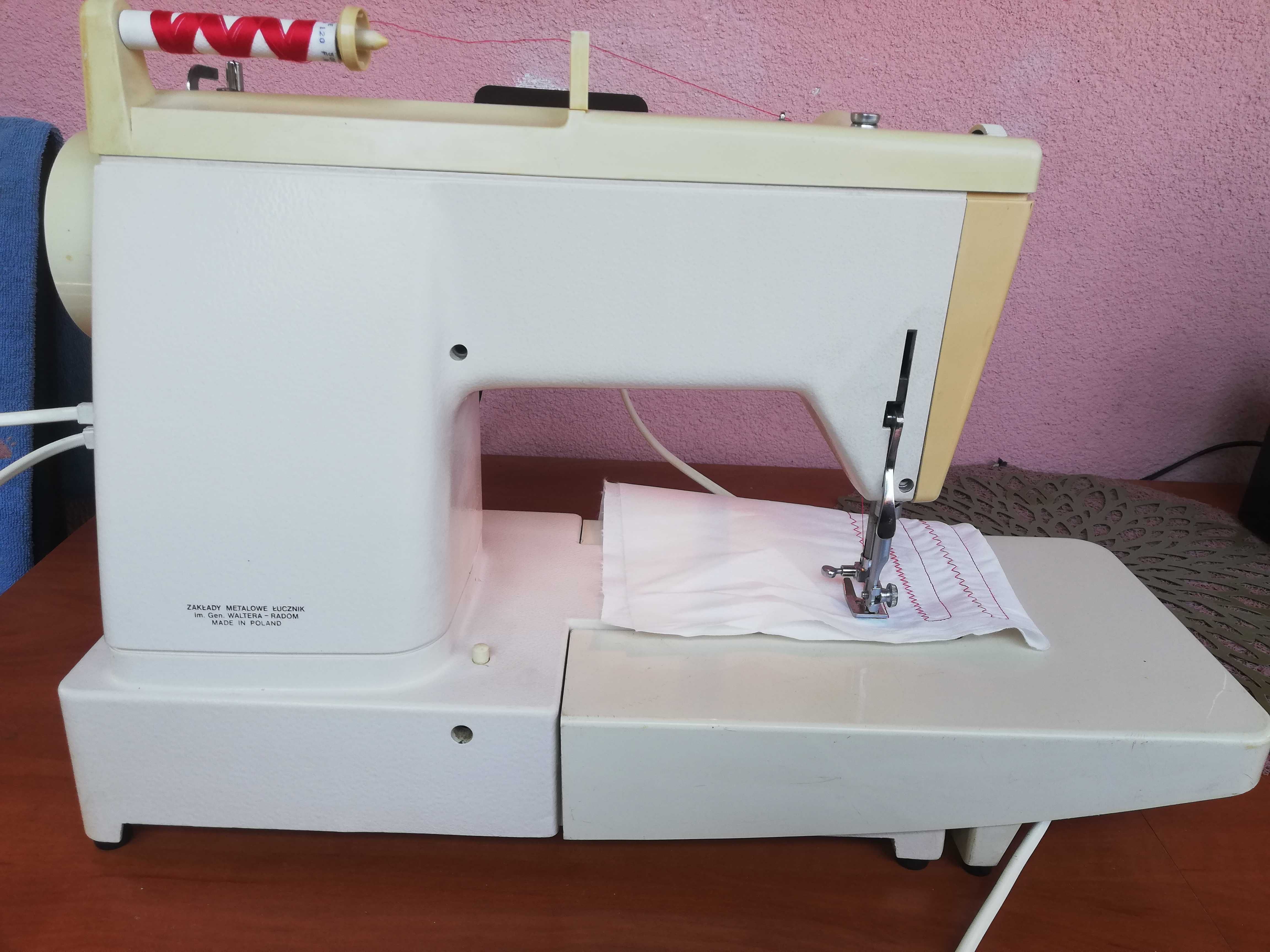 Sprzedam bardzo ładną maszynę do szycia Łucznik 877