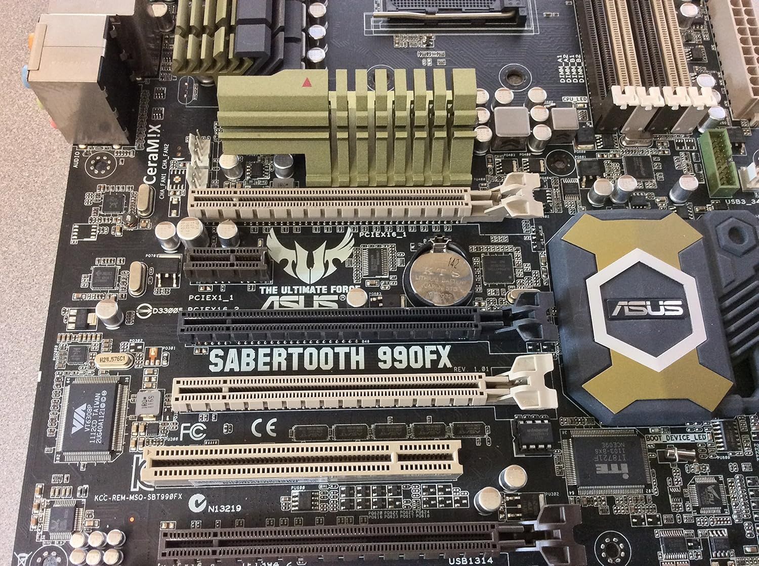 ASUS Sabertooth 990FX