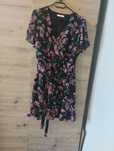 Czarna sukienka w kwiaty z falbankami Reserved r.44
