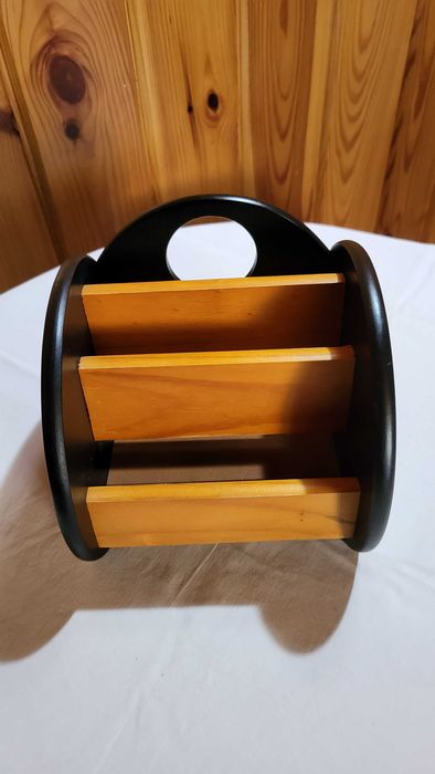 Ładny stabilny drewniany stojak na piloty telewizyjne