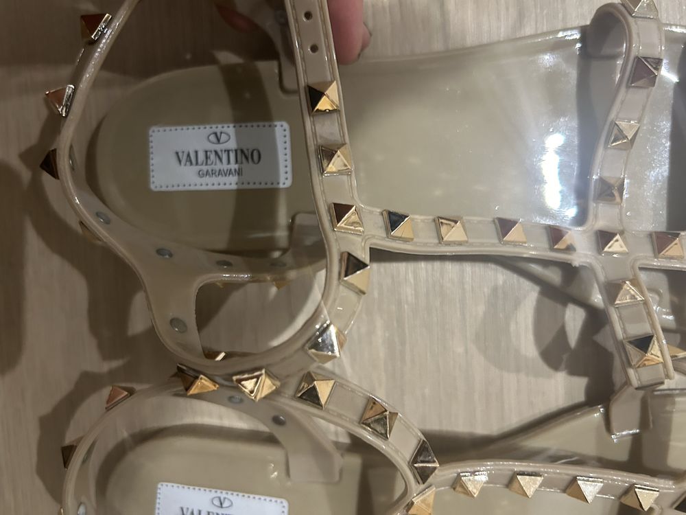 Sandalias bege tcom taxas douradas