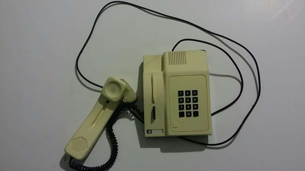 Telefone fixo em bom estado.