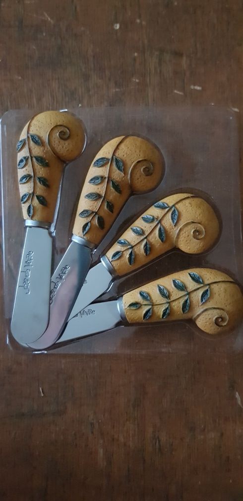 Joie de Vivre Набор из 4 декоративных ножей для сыра и масла