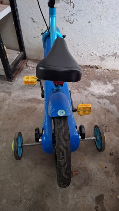 Bicicleta Crianca em Bom estado b'twin com rodas aprendizagem
