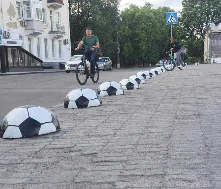 Полусфера бетонна, стовпи під сітку рабиця, єврозабор