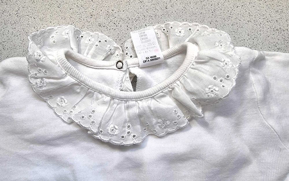 Camisola branca com detalhe na gola e nas costas 100% algodão, 9 meses