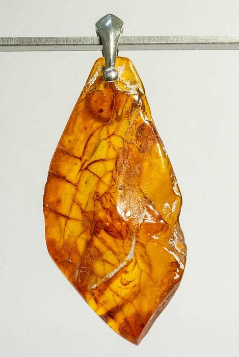 Bursztynowy wisiorek ze srebrem