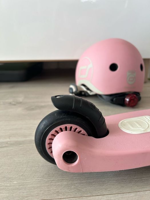 Scoot and ride hulajnoga z jezdzikiem 2w 1 z kaskiem dla dziewczynki
