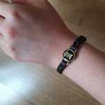Pulseira preta couro c/a letra M