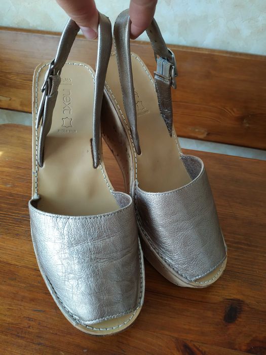 Золоті весільні шкіряні босоніжки NEXT на корковій платформі 40 розмір