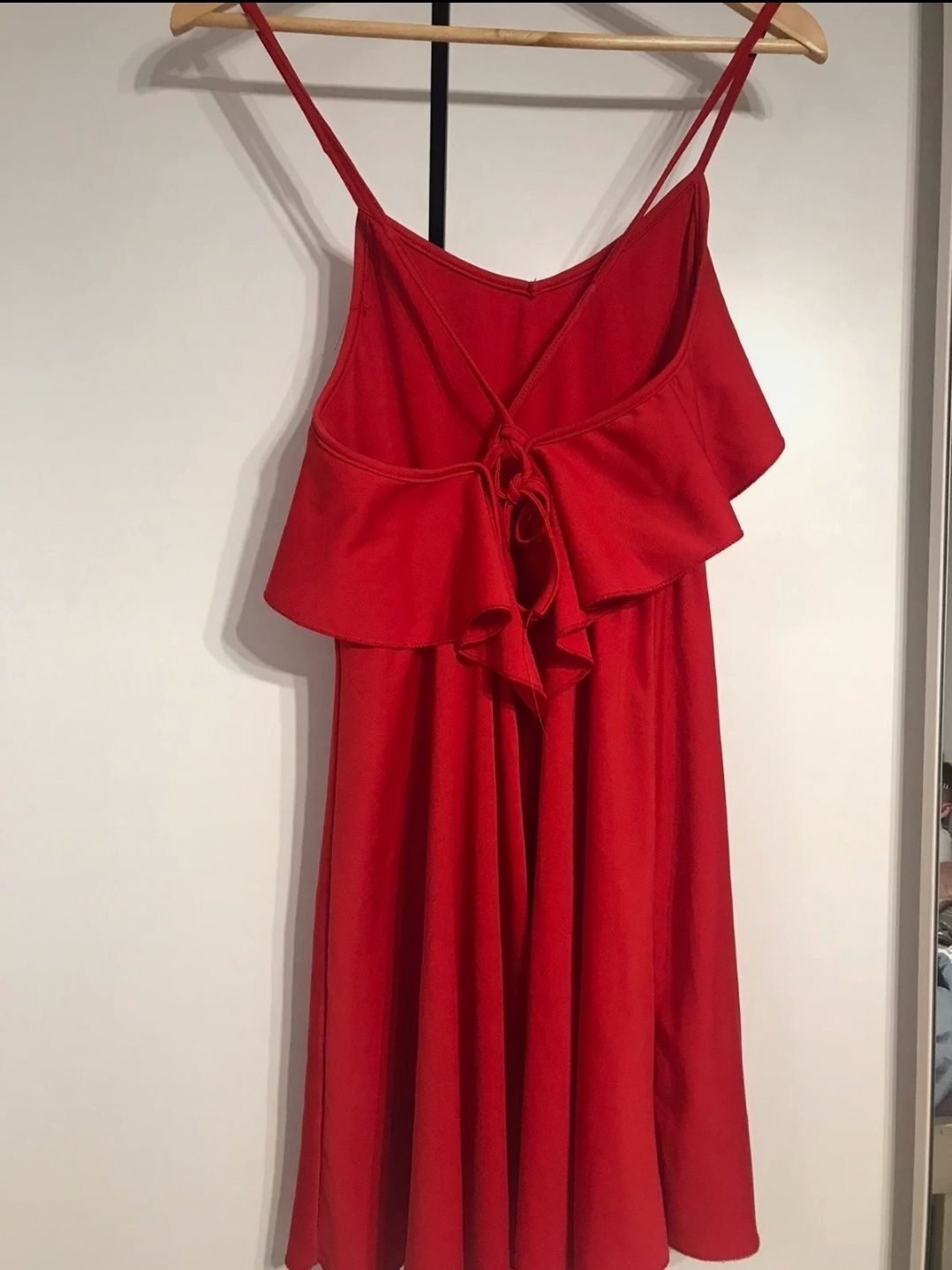 Nowa czerwona sukienka z falbaną S 36
