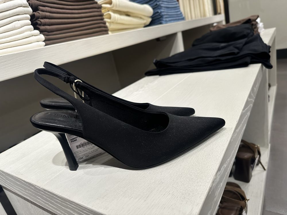 Новенькі слінгбеки Stradivarius