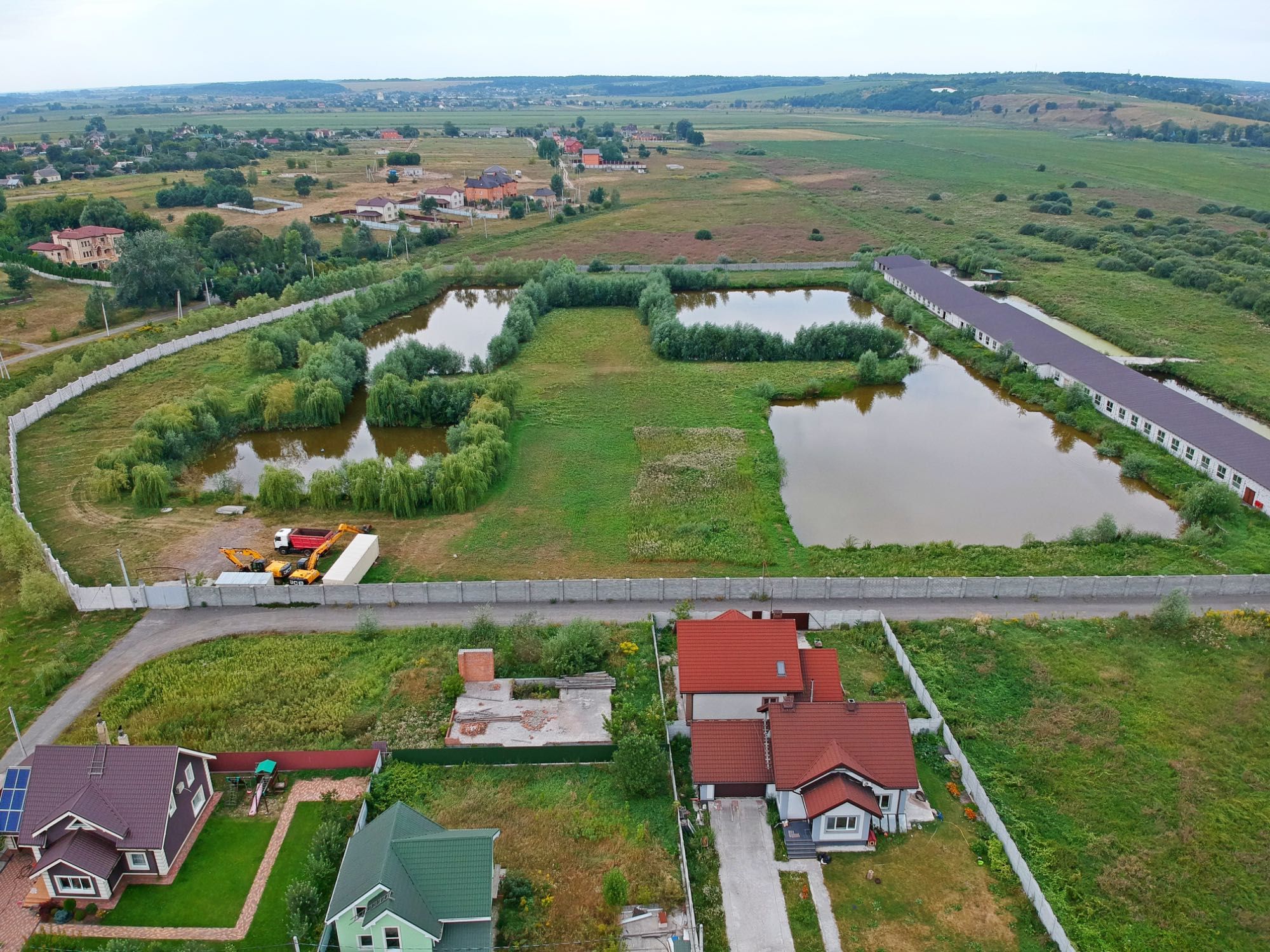 Ділянка 4 га з озерами та з складськими приміщеннями 2429м Білогородка