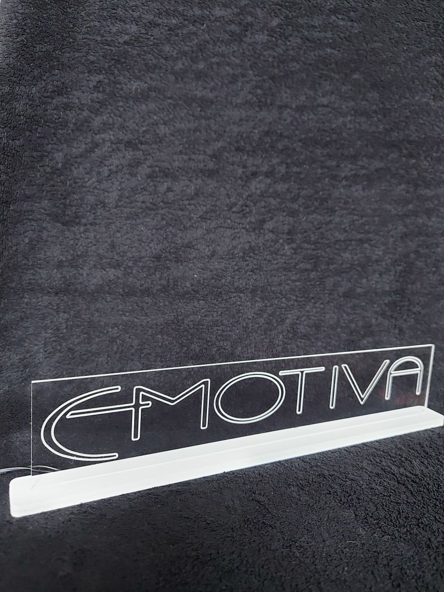 Emotiva logo LED lampka