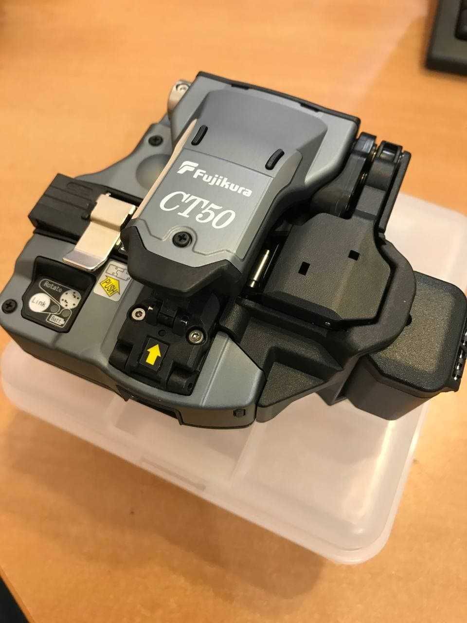 Скалыватель Fujikura CT-50.