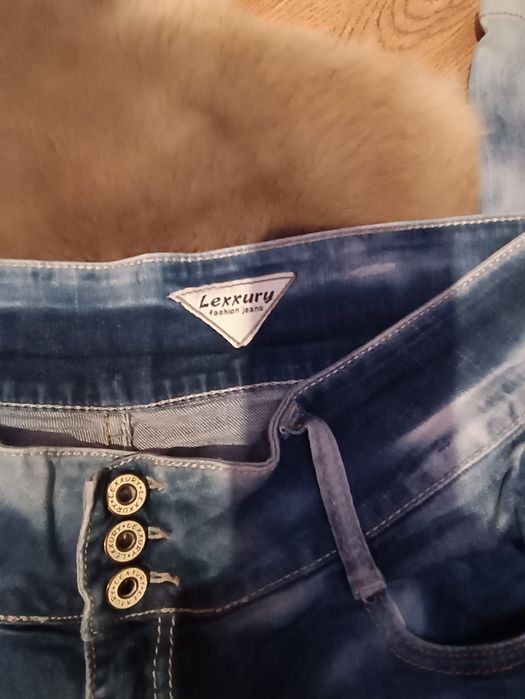 damskie jeansy z efektem sprania (acid wash)