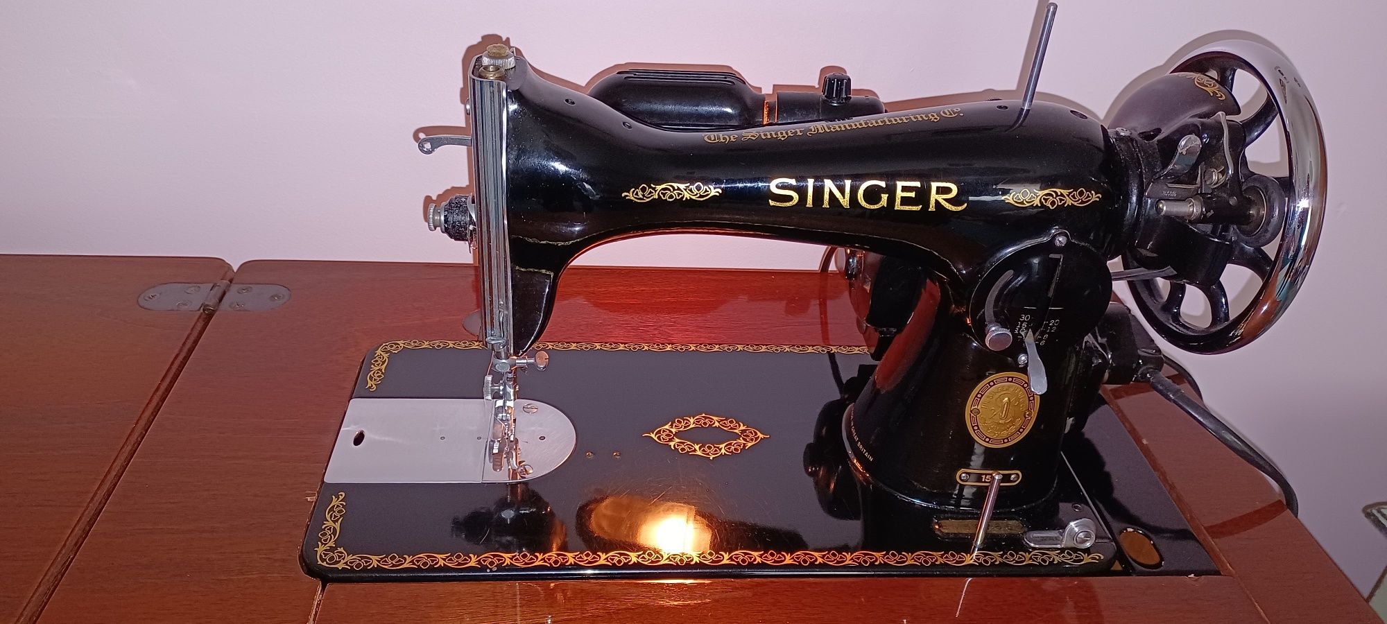 Máquina de costura Singer electrica, em móvel em cerejeira