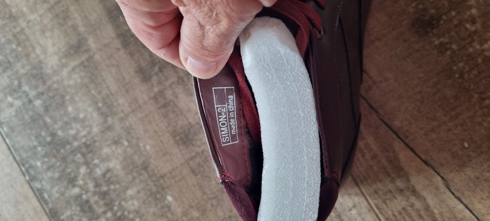 Estas botas estão-me apertadas por isso me estou a desfazer delas